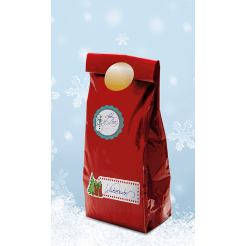 Rote Verpackung mit einem Schneemann-Label und dem Schriftzug "Winterzauber". Hintergrund mit Schneeflocken auf blauem Grund.