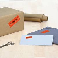 Rote Etiketten auf Paket und Briefumschlag
