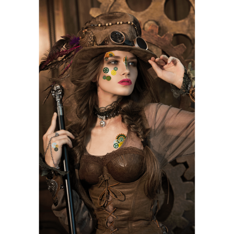 Frau im Steampunk-Outfit mit einem großen Hut, Zähnen und mechanischen Aufklebern im Gesicht, posiert mit einem Stock vor einem Zahnrad-Hintergrund.