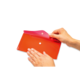 Eine Hand hält eine rote und pinke Klarsichthülle, während sie sie öffnet. Die Hülle hat einen Druckknopfverschluss.