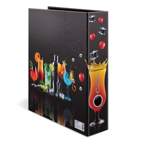 Cocktailkarte mit verschiedenen Getränken, darunter bunte Cocktails, eine Shaker und Eiswürfel, auf schwarzem Hintergrund.