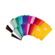 Bunte Ordner in verschiedenen Farben, angeordnet in einem Halbkreis.