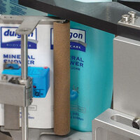 Mineralduschgel-Flaschen in einem Regal, mit einem blauen Etikett und einem grauen Halter.