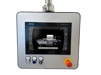 Steuerungseinheit mit Touchscreen-Display, zeigt technische Informationen und Steueroptionen für industrielle Anwendungen.