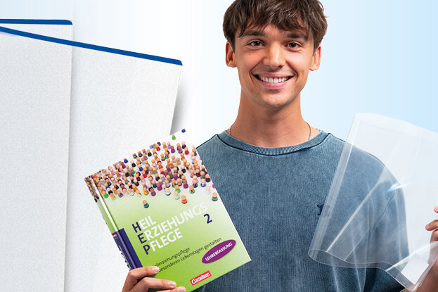 Ein junger Mann hält ein Buch und ein Smartphone, während er eine ISBN im HERMA Buchschoner Finder scannt. Im Hintergrund sind Bücher und eine Benutzeroberfläche sichtbar.