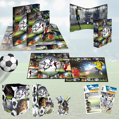 Eine Sammlung von Fußball-Merchandise, einschließlich Notizbüchern, Aufklebern, einem Fußball und einem Stifthalter, alles mit sportlichen Motiven.