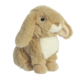 Ein plüschiger, brauner Hase mit langen Ohren und einem weißen Bauch sitzt aufrecht.