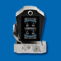 Ein digitales Gerät mit einem Touchscreen, das verschiedene Messwerte anzeigt, darunter Temperatur und Druck.