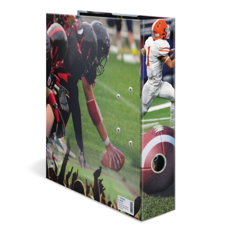 Ein Ordner mit Bildern von American Football-Spielern, die auf dem Feld agieren, und einem Football auf dem Boden.
