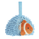 Plüschspielzeug in Form eines Clownfisches, der in einer blauen, flauschigen Höhle sitzt.