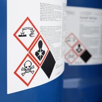 Gefahrstoff- und Gefahrgut-Etiketten: Gefahrstoffetikett mit 3 Gefahrensysmbolen auf blauer Dose