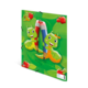 Bunte Schultasche mit zwei fröhlichen, cartoonhaften Raupen, die große Buntstifte halten, umgeben von grünen Blättern und roten Äpfeln.