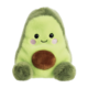 Plüschavocado mit einem lächelnden Gesicht, runden Wangen und einem braunen Kern, auf einem weißen Hintergrund.