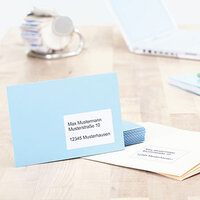 Adressetikett auf blauem Briefkuvert