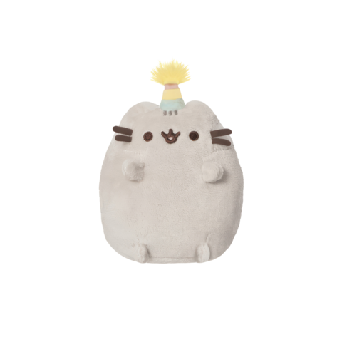 Kuscheltier in Form einer Katze mit einer gelben Partyhut-Dekoration auf dem Kopf. Weiche, graue Oberfläche und freundlicher Gesichtsausdruck.