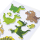 Bunte Dinosaurier-Sticker in verschiedenen Posen, einschließlich Eier und ein Dinosaurier-Hügel, auf einem weißen Hintergrund.