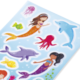 Bunte Aufkleber mit Meerjungfrauen, Delfinen, Fischen und einem Oktopus auf einem hellblauen Hintergrund.