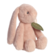 Weiches, rosa Plüschkaninchen mit langen Ohren und einem grünen Etikett am Hals.