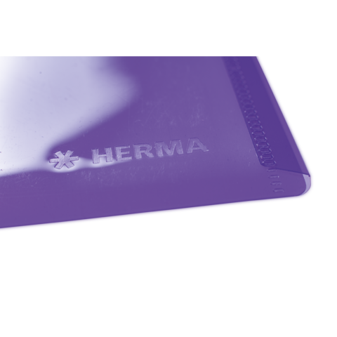 Lila transparente Kunststoffkarte mit dem eingeprägten Logo "HERMA" auf der Oberfläche.