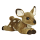 Plüschrehkitz mit braunem Fell und weißen Flecken, liegend mit großen Augen und einem kleinen Anhänger am Hals.
