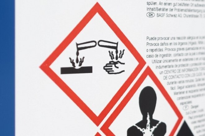 Gefahrstoff- und Gefahrgut-Etiketten: Gefahrstoffetikett mit 3 Gefahrensymbolen auf blauer Dose,  Querformat
