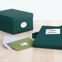 Gold- und Silberetiketten auf Geschenkverpackungen und Briefumschlägen aufgeklebt