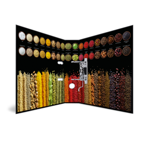 Eine Übersicht über verschiedene Gewürze und Hülsenfrüchte, angeordnet in bunten Reihen mit einer Mühle in der Mitte.