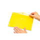 Eine Person hält eine gelbe, flache Mappe mit einer Öffnung in der Mitte. Die Mappe ist auf einem schwarzen Hintergrund platziert.