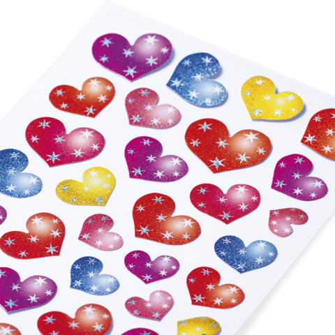 Bunte Aufkleber in Herzform, in verschiedenen Farben und mit glitzernden Sternen verziert, auf weißem Hintergrund angeordnet.