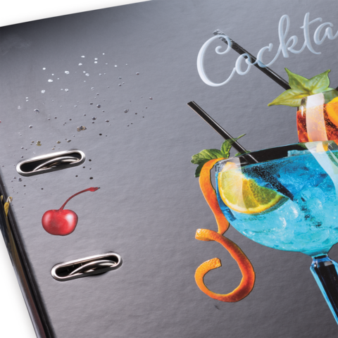 Cocktailkarte mit einem bunten Cocktailglas, dekoriert mit einer Kirsche und Zitrusfrüchten, auf einem schwarzen Hintergrund.