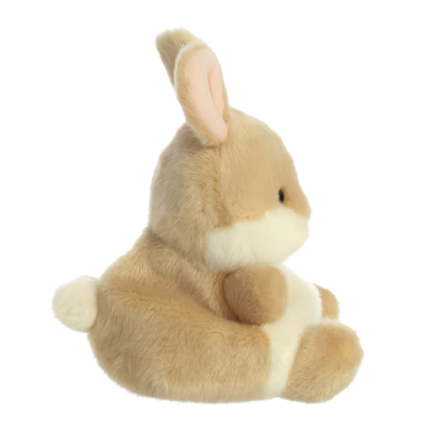 Ein plüschiger Hase in Seitenansicht, mit einem hellbraunen Körper und weißen Akzenten an Bauch und Ohren.