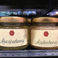 Rollenetiketten im Digitaldruck online bestellen: Honigetiketten auf Akazienhonig im Regal