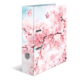 Ein Ordner mit einem Design aus rosa Kirschblüten und Schmetterlingen auf einer hellen Hintergrundfarbe.