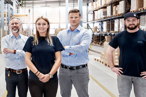 HERMA Online-Shop, Mitarbeiter im Logistikbereich, Querformat