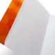 Ein offenes, orangefarbenes Kuvert mit einem weißen Innenraum, das eine klare Sicht auf den Inhalt ermöglicht.