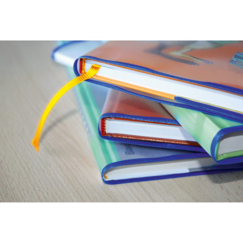 Drei Bücherstapel mit bunten Einbänden und Lesezeichen, die auf einem Tisch liegen.