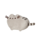 Kuscheltier in Form einer Katze mit einem runden Körper, kleinen Ohren und einem gestreiften Schwanz.