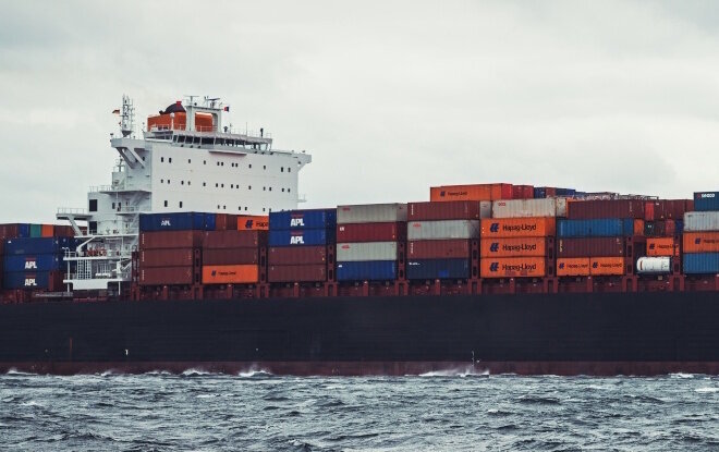 Seewasserfeste Etiketten im Einsatz auf Container auf einem Containerschiff