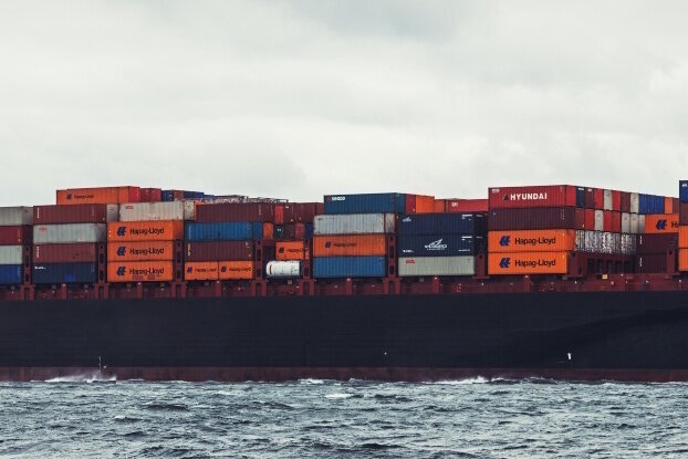 Seewasserfeste Etiketten im Einsatz auf Container auf einem Containerschiff