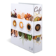 Ein Kaffeemenü mit verschiedenen Kaffeetassen, die unterschiedliche Getränke zeigen, umgeben von Kaffeebohnen und Snacks.