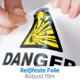 Eine Person zieht eine Warnfolie mit einem Gefahrensymbol ab. Der Text auf der Folie lautet "Reißfeste Folie, Robust film".