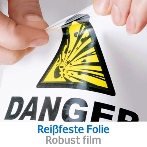 Eine Person zieht eine Warnfolie mit einem Gefahrensymbol ab. Der Text auf der Folie lautet "Reißfeste Folie, Robust film".