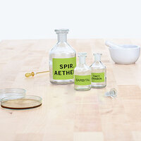 Grüne Neonetiketten auf Gläser