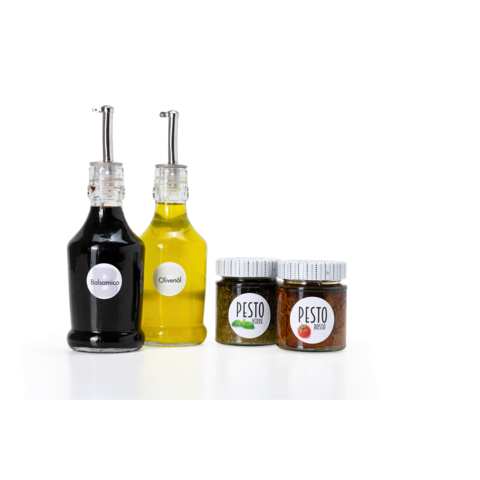 Zwei Flaschen mit Balsamico und Olivenöl sowie zwei Gläser mit grünem und rotem Pesto auf einem weißen Hintergrund.