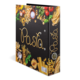 Ein schwarzes Rezeptbuch mit dem Titel "Pasta", umgeben von verschiedenen Pasta-Sorten und frischen Zutaten wie Tomaten und Kräutern.