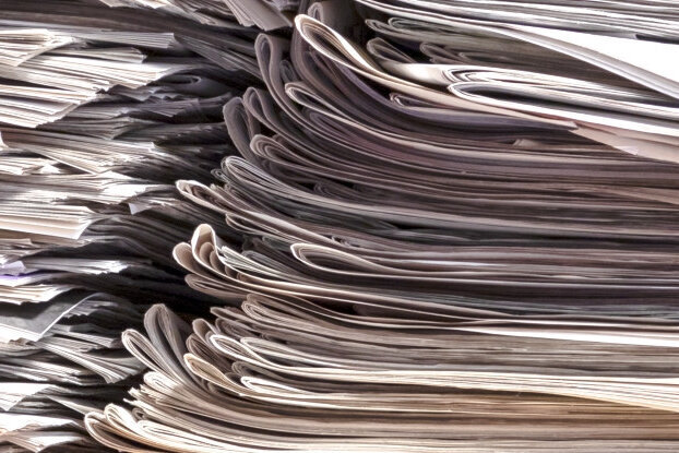 Altpapier im Stapel, Basismaterial für HERMA Recyclingetiketten, Querformat