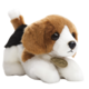 Plüschbeagle mit braunem und schwarzem Fell, auf dem Bauch liegend, mit großen Augen und einem Anhänger.