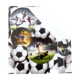 Verschiedene Fußballspieler in Aktion, umgeben von Fußballen. Die Szenen zeigen Dribbling, Schüsse und Tore auf dem Spielfeld.