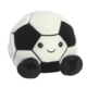 Kuscheliger Fußball mit einem lächelnden Gesicht und runden, schwarzen Füßen, der aus weichem Material gefertigt ist.