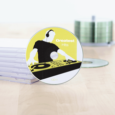CD mit dem Titel "Greatest Hits", abgebildet auf einem Tisch, umgeben von leeren CD-Hüllen.